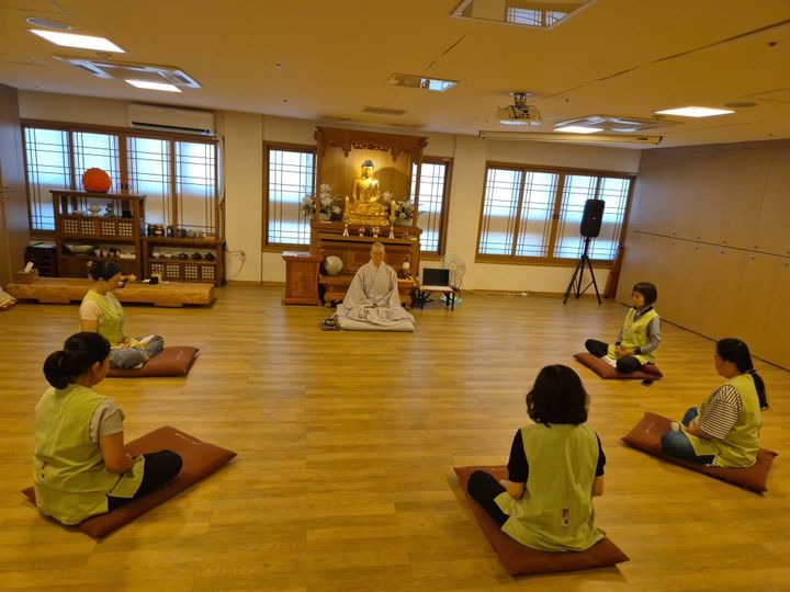 [서울=뉴시스] 지난 28일 서울 양천구 목동 대한불교조계종 국제선센터에서 진행된 당일형 템플스테이 '내 마음의 선함' 중 진과스님과의 선명상. (사진=국제선센터 제공) 2024.08.30 *재판매 및 DB 금지