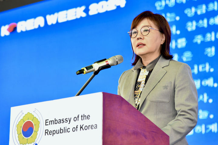 [안동=뉴시스] 30일 몽골 울란바토르 수흐바타르 광장에서 열린 한국주간행사 개막식에서 양금희 경북도 경제부지사가 축사를 하고 있다. (사진=경북도 제공) 2024.08.30 *재판매 및 DB 금지