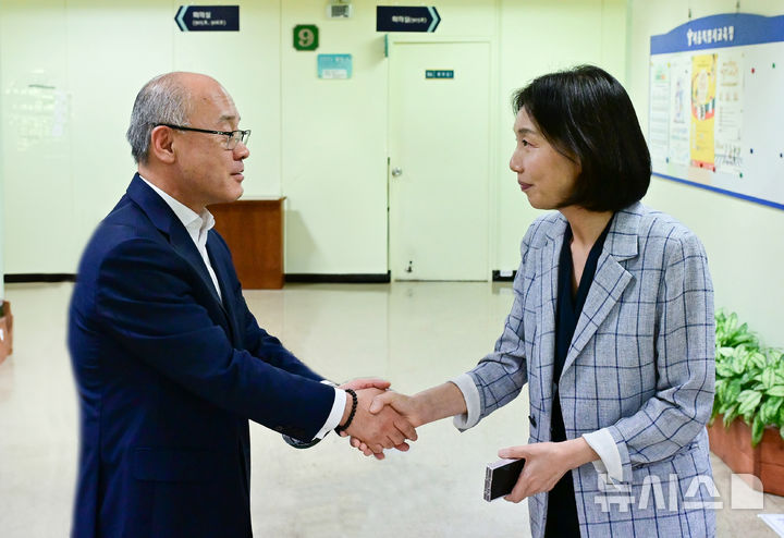 [서울=뉴시스]최호정 서울시의회 의장은 30일 서울시교육청에서 설세훈 교육감 권한대행을 만나 "교육 공백이 없도록 만전을 기해달라"고 당부했다. (사진=서울시의회 제공). 2024.08.30. photo@newsis.com  