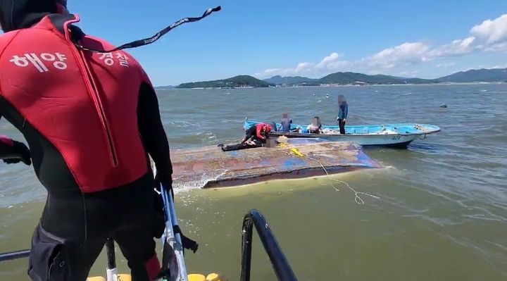 [서천=뉴시스] 30일 충남 서천 송석항 인근 해상서 전복된 A호 승선원 구조에 나선 보령해경구조대원이 의식이 없이 구조된 인도네시아 국적 선원에게 심폐소생술을 실시하고있다. (사진=보령해양경찰서 제공) 2024.08.30. *재판매 및 DB 금지