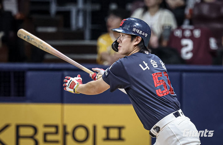 [서울=뉴시스] 프로야구 롯데 자이언츠 나승엽이 30일 고척스카이돔에서 열린 2024 신한 쏠뱅크 KBO리그 키움 히어로즈와 경기에서 타격하고 있다. 2024.08.30. (사진=롯데 제공) *재판매 및 DB 금지