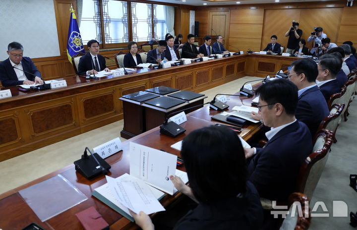 [서울=뉴시스] 배훈식 기자 = 노연홍 의료개혁특별위원회 위원장이 30일 오전 서울 종로구 정부서울청사에서 제6차 의료개혁특위 회의를 하고 있다. 2024.08.30. dahora83@newsis.com