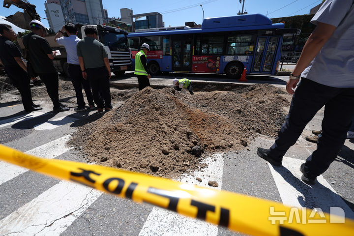 [서울=뉴시스] 김명년 기자 = 전날 땅 꺼짐(싱크홀) 사고가 발생했던 서울 서대문구 연희동 성산로 인근 도로에서 30일 오전 도로 침하가 추가로 발생해 복구작업이 진행되고 있다. 2024.08.30. kmn@newsis.com