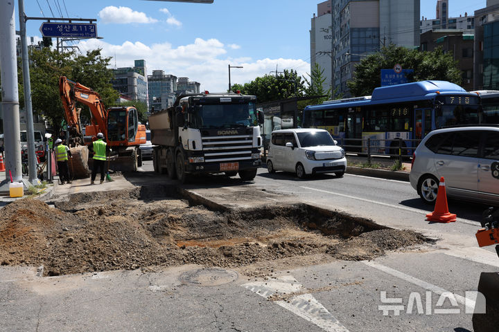 [서울=뉴시스] 김명년 기자 = 전날 땅 꺼짐(싱크홀) 사고가 발생했던 서울 서대문구 연희동 성산로 인근 도로에서 30일 오전 도로 침하가 추가로 발생해 복구작업이 진행되고 있다. 2024.08.30. kmn@newsis.com