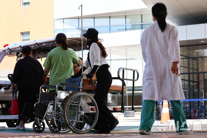 [서울=뉴시스] 김근수 기자 = 서울 시내의 한 대학병원에서 환자 옆으로 의료진이 이동하고 있다. 2024.08.30. ks@newsis.com
