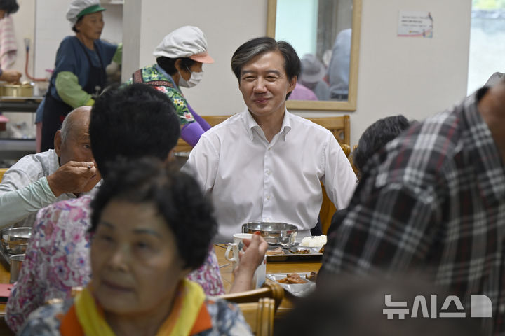 [곡성=뉴시스] 박기웅 기자 = 기초자치단체장 재보궐선거를 앞두고 전남을 찾은 조국혁신당 조국 대표가 30일 오전 곡성군 옥과면 만취정에서 점심 배식 봉사를 마치고 지역 어르신들과 함께 식사를 하고 있다. 2024.08.30. pboxer@newsis.com