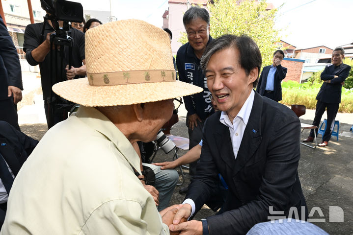 [곡성=뉴시스] 박기웅 기자 = 기초자치단체장 재보궐선거를 앞두고 전남을 찾은 조국혁신당 조국 대표가 30일 오전 곡성군 옥과면 만취정에서 지역 어르신들을 만나 인사를 나누고 있다. 2024.08.30. pboxer@newsis.com