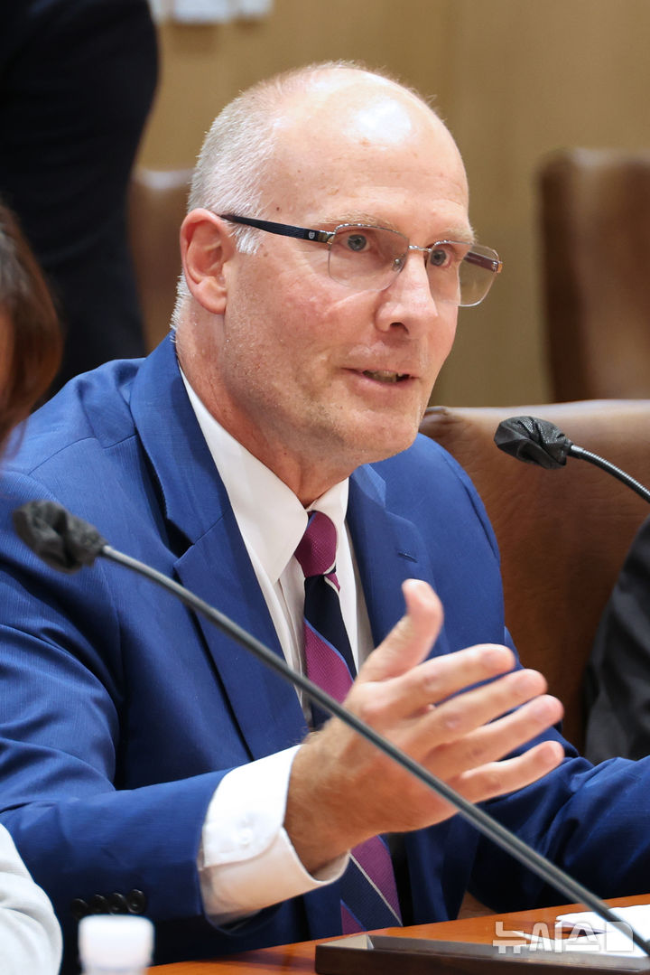 [서울=뉴시스] 국회사진기자단 = 존 물레나르 미국 하원 중국특별위원회 위원장이 2024년 8월 30일 서울 여의도 국회에서 우원식 국회의장을 접견하고 있다. 2026.04.17. photo@newsis.com