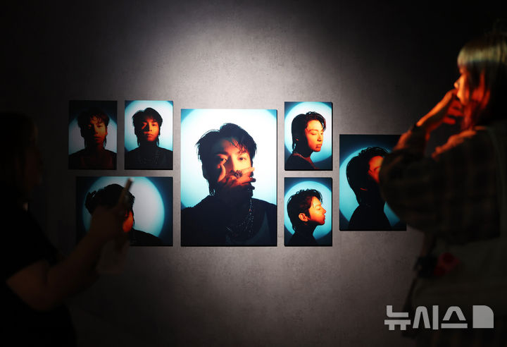 [서울=뉴시스] 김진아 기자 = 30일 서울 중구 르메르디앙 목시에서 열린 그룹 방탄소년단(BTS) 정국의 전시 '골든 : 더 모멘트'(GOLDEN : The Moments)에서 팬들이 관람을 하고 있다. 오는 9월 22일까지 열리는 이번 전시는 정국의 데뷔부터 지난해 11월 발매한 첫 솔로 앨범 '골든'(GOLDEN)까지의 여정을 기념하기 위해 기획됐다. 2024.08.30. bluesoda@newsis.com