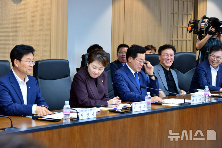 [순천=뉴시스] 김석훈 기자 = 더불어민주당 박찬대 원내대표와 김민석 수석최고위원, 이언주 최고위원이 30일 오후 전남 순천시 전남동부청사에서 도의원과 간담회를 하고 있다. 2024.08.30. kim@newsis.com