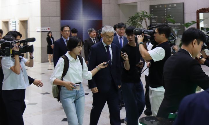 [서울=뉴시스] 천대엽 법원행정처장이 30일 오후 서울 양천구 서울남부지법을 방문해 코인 사기 혐의로 재판을 받던 피고인이 법정에서 흉기로 피습 당한 사건 현장으로 향하고 있다. 지난 28일 서울남부지법에서 재판을 받던 피고인이 피해자에게 칼로 찔리는 사건이 발생했다. 고객들을 속여 1조4000억대 코인을 받아낸 뒤 입출금을 돌연 충단한 혐의로 재판에 넘겨진 가상자산 예치 서비스업체 하루인베스트 대표 이모씨는 이날 공판 중에 입출금 중단 사태 피해자인 A씨에게 칼로 목을 찔렸다. A씨는 현장에서 살인 미수 혐의로 현행범 체포됐다. (사진=법원행정처 제공) 2024.08.30. photo@newsis.com *재판매 및 DB 금지