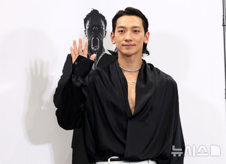 [서울=뉴시스] 이영환 기자 = 가수 비가 지난해 8월 30일 오후 서울 영등포구 한국방송공사 KBS홀에서 열린 'KBS 대기획 - 데뷔 30주년 특집 딴따라 JYP' 포토월에서 포즈를 취하고 있다. 2024.08.30.20hwan@newsis.com