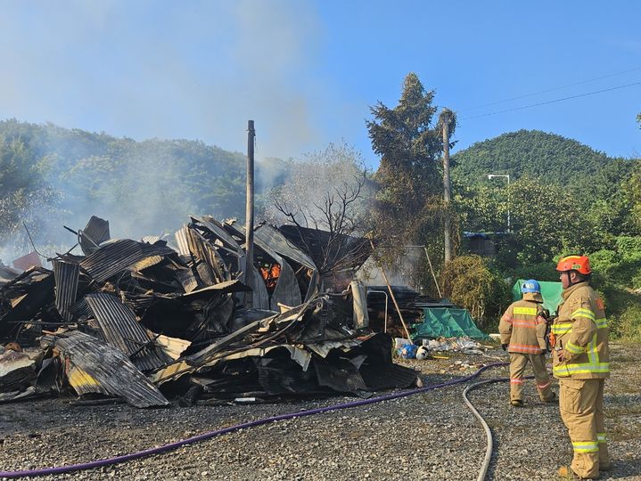 [서산=뉴시스] 31일 오후 2시25분께 충남 서산시 대산읍의 한 주택에서 불이 나 연기가 피어 오르고 있다.(사진=독자 제공) 2024.08.31.  *재판매 및 DB 금지