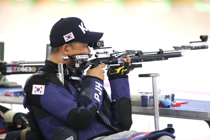 [서울=뉴시스] 박진호는 31일(한국시각) 프랑스 샤토루 슈팅센터에서 열린 사격 R1 남자 10ｍ 공기소총 입사(스포츠등급 SH1) 경기를 치르고 있다. (사진 = 대한장애인체육회 제공) *재판매 및 DB 금지