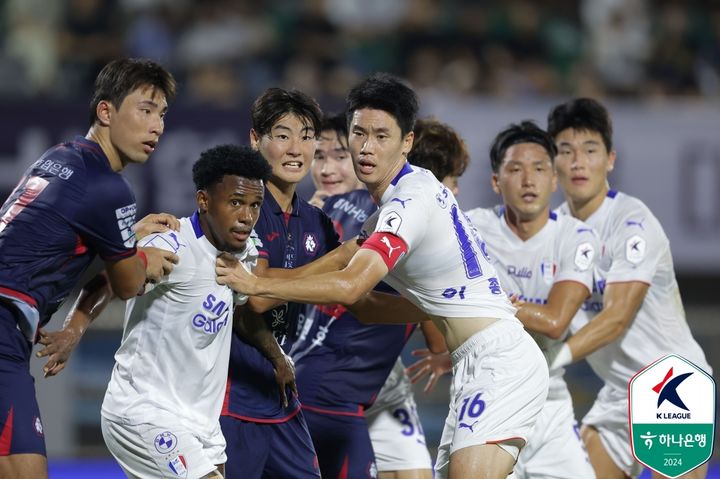 [서울=뉴시스] 프로축구 K리그2 수원 삼성(흰색), 충북청주FC의 맞대결. (사진=한국프로축구연맹 제공) *재판매 및 DB 금지