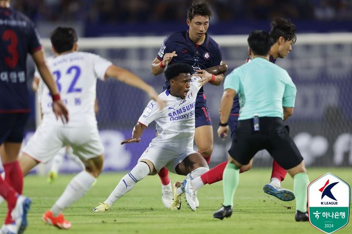 [서울=뉴시스] 프로축구 K리그2 충북청주FC의 최준혁(위), 수원 삼성의 파울리뇨. (사진=한국프로축구연맹 제공) *재판매 및 DB 금지