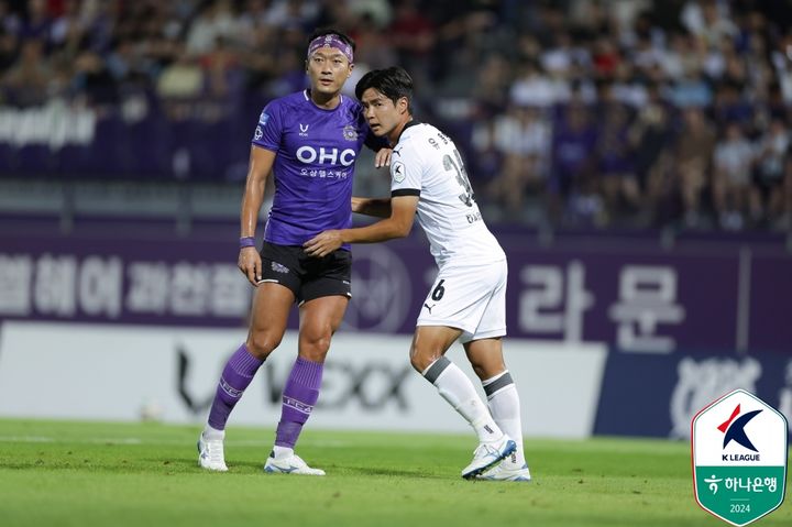 [서울=뉴시스] 프로축구 K리그2 FC안양의 김정현(왼쪽), 천안시티FC의 유용현. (사진=한국프로축구연맹 제공) *재판매 및 DB 금지