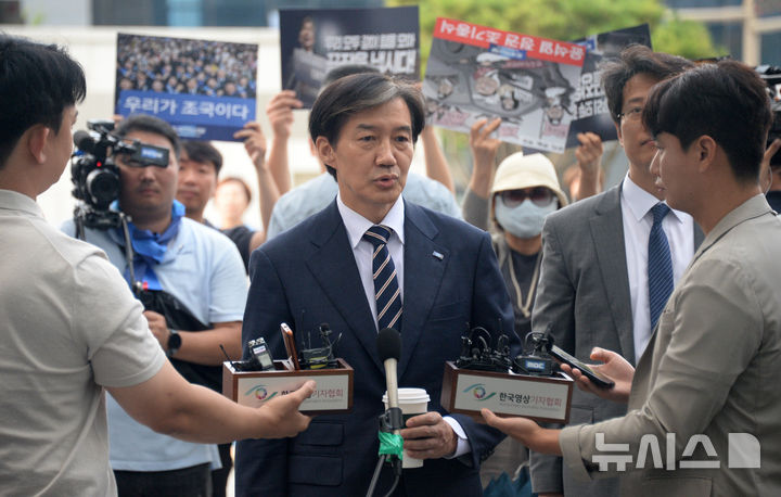 [전주=뉴시스] 김얼 기자 = 조국 조국혁신당 대표가 31일 전북 전주시 전주지방검찰청에서 문재인 전 대통령 옛 사위 특혜채용 의혹과 관련한 참고인 신분으로 조사를 받기 위해 출두해 기자들의 질의에 답변하고 있다. 2024.08.31. pmkeul@newsis.com