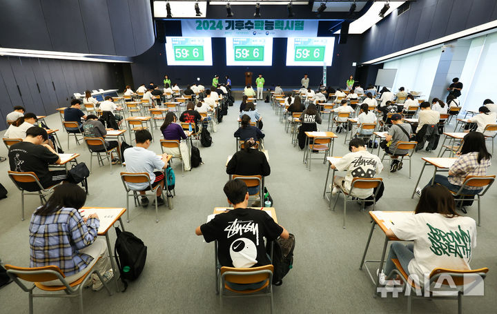 [서울=뉴시스] 황준선 기자 = 31일 오후 서울 강서구 코오롱 원앤온리타워에서 열린 제1회 기후 수학능력시험에서 수험생들이 시험을 치르고 있다. 환경재단 어린이환경센터가 주최한 제1회 기후 수학능력시험은 기후환경 문제가 공교육에서  충분히 다뤄지지 않는 현실을 개선하고 기후환경 교육의 중요성을 알리기 위해 개최됐다. 2024.08.31. hwang@newsis.com