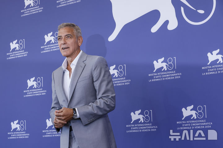 [베네치아=AP/뉴시스] 사진은 할리우드 스타 조지 클루니가 2024년 9월 1일(현지시각) 이탈리아 베네치아에서 열린 국제 영화제의 영화 '울프스' 사진 촬영에서 포즈를 취하는 모습. 2026.01.02.