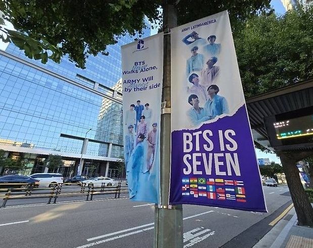 [서울=뉴시스] 방탄소년단 남미팬들이 하이브 인근 거리에 내건 슈가 응원 배너. (사진 = 독자 제공) 2024.09.01. photo@newsis.com *재판매 및 DB 금지