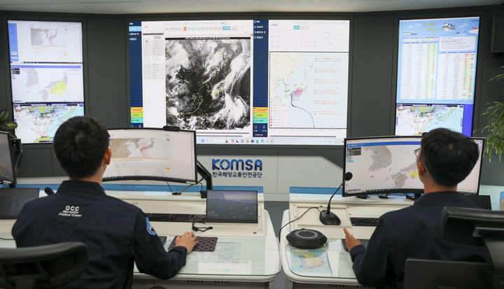 [서울=뉴시스] 한국해양교통안전공단(KOMSA) 운항관리자들이 세종시 본사 운항상황센터에서 ‘내일의 운항예보’ 서비스를 위한 해양기상 분석 업무를 수행하고 있다. 2024.09.01. (사진=KOMSA 제공) photo@newsis.com *재판매 및 DB 금지