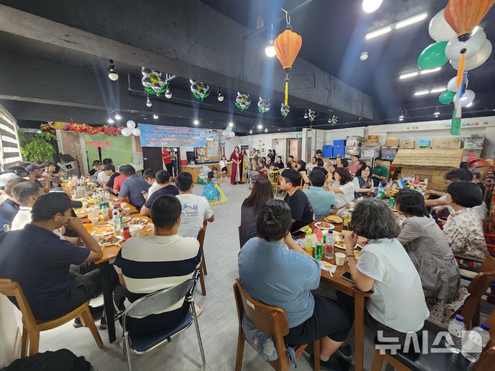 [창원=뉴시스] 1일 오후 경남이주민센터 2층에서 경남우즈베키스탄교민회 주관 'stx와 함께하는 외국인주민 자국음식잔치'가 열리고 있다.(사진=경남이주민센터 제공) 2024.09.01. photo@newsis.com