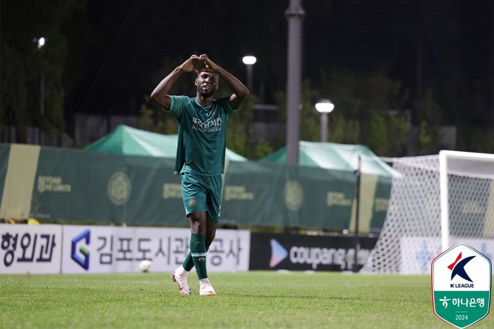 [서울=뉴시스] 프로축구 K리그2 김포FC의 루이스가 1일 김포솔터축구장에서 열린 '하나은행 K리그2 2024' 29라운드 전남 드래곤즈와의 홈경기에서 4골을 터트리며 팀의 승리를 이끌었다. 사진은 지난달 11일 경남FC와의 경기에서 득점한 뒤 세리머니를 펼치는 루이스. (사진=한국프로축구연맹 제공) 2024.09.01. *재판매 및 DB 금지