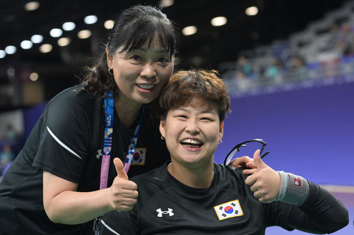 [서울=뉴시스] 보치아 국가대표 정소영(오른쪽)이  1일(현지시각) 프랑스 수드 파리 아레나1에서 열린 '2024 파리 패럴림픽' 보치아 여자 개인(BC2) 4강전 클레어 태거트(영국)와 경기에서 승리한 뒤 웃으며 기념 사진을 찍고 있다. (사진 = 대한장애인체육회 제공) 2024.09.01. *재판매 및 DB 금지