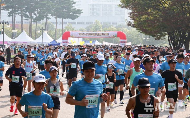 [서울=뉴시스] 김근수 기자 = 1일 오전 서울 마포구 월드컵 공원 평화의 광장에서 열린 2024 리사이클 환경 마라톤에서 참가자들이 출발하고 있다. 2024.09.01. ks@newsis.com