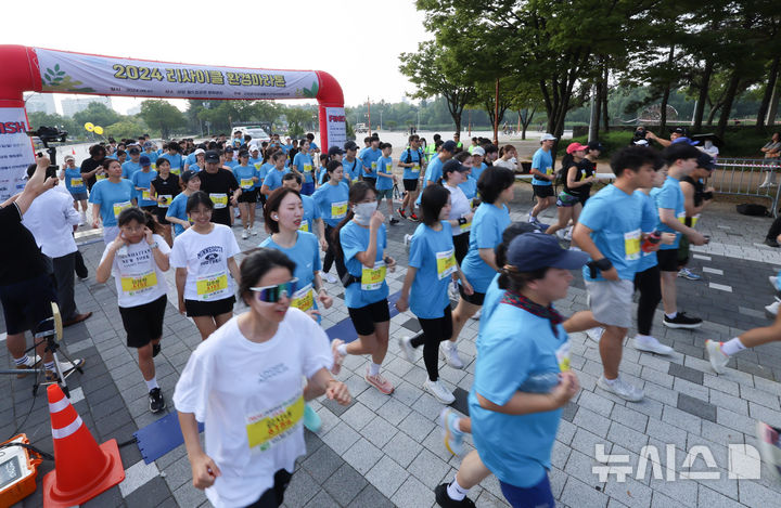 [서울=뉴시스] 김근수 기자 = 1일 오전 서울 마포구 월드컵 공원 평화의 광장에서 열린 2024 리사이클 환경 마라톤에서 참가자들이 출발하고 있다. 2024.09.01. ks@newsis.com