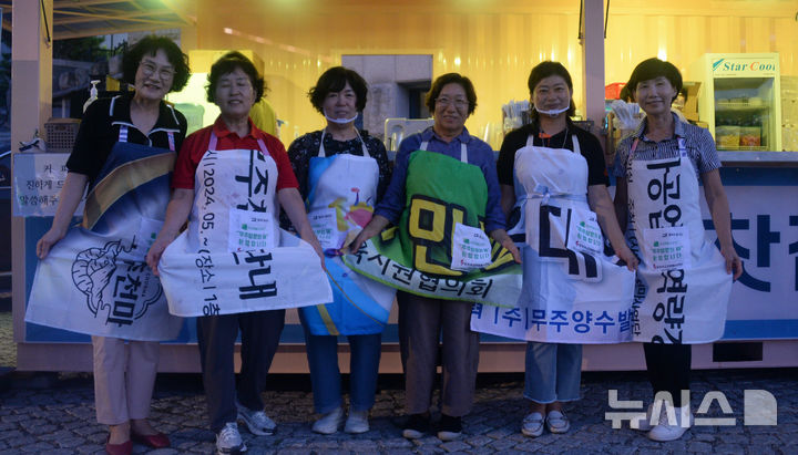 [무주=뉴시스] 김얼 기자 = 제28회 무주 반딧불 축제 개막식이 열린 31일 전북 무주군 등나무 운동장 일원에서 관계자들이 폐현수막으로 제작된 앞치마를 입고 있다. 2024.08.31. pmkeul@newsis.com