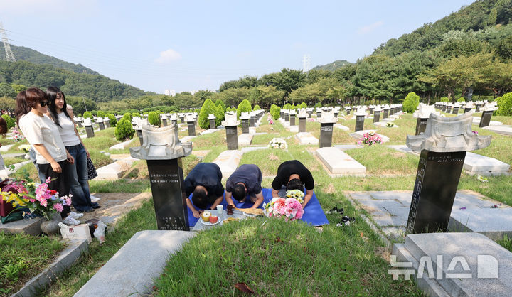 [인천=뉴시스] 전진환 기자 = 추석 연휴를 열흘 앞둔 1일 오전 인천 부평구 인천가족공원에서 성묘객들이 성묘를 하고 있다. 2024.09.01. amin2@newsis.com