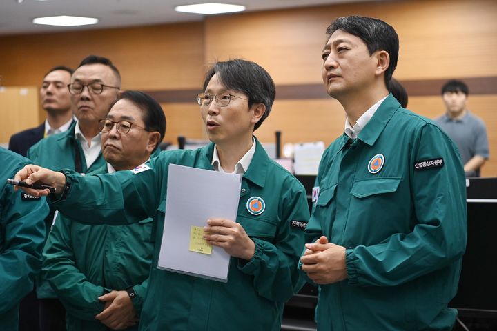 [서울=뉴시스] 조수정 기자 = 안덕근 산업통상자원부 장관이 지난달 31일 경기 의왕시 전력거래소 경인전력관제센터에서 9월 늦더위 대비 전력수급 관리현황 점검회의를 주재한 뒤 상황실을 둘러보고 있다. (사진=산업통상자원부 제공) 2024.09.01. photo@newsis.com *재판매 및 DB 금지