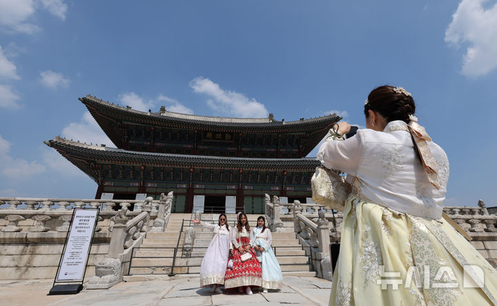 [서울=뉴시스] 김명원 기자 = 경복궁 관광객들이 1일 서울 종로구 경복궁 근정전 월대 앞에서 기념촬영을 하고 있다. 근정전 돌난간 등 석조물의 손상이 우려되는 상황에서 국가유산청 궁능유적본부는 올해 9월 1일부터 10월 31일까지 경복궁 근정전 월대(越臺, 月臺) 출입을 제한한다. 2024.09.01. kmx1105@newsis.com
