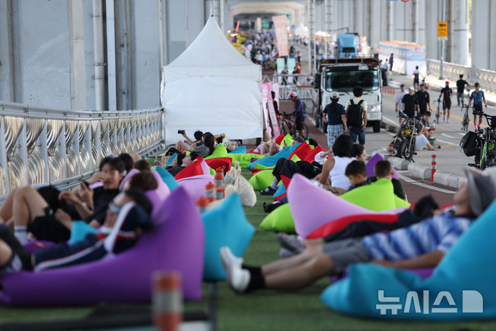 [서울=뉴시스] 홍효식 기자 = 1일 서울 서초구 잠수교 및 반포한강공원 일대에서 시민들이 2024 차 없는 잠수교 뚜벅뚜벅 축제를 즐기고 있다.  이번 축제는 오늘부터 다음달 27일까지 매주 일요일 13~21시까지 열린다. 2024.09.01. yesphoto@newsis.com