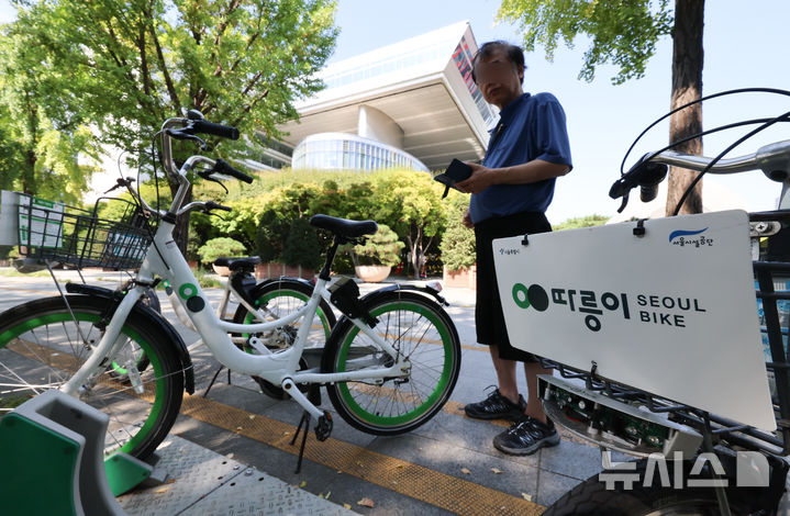 [서울=뉴시스] 김근수 기자 = 서울시 여의도의 한 서울시 공공자전거 따릉이 대여소에서 한 시민이 대여하고 있다. 2024.09.01. ks@newsis.com