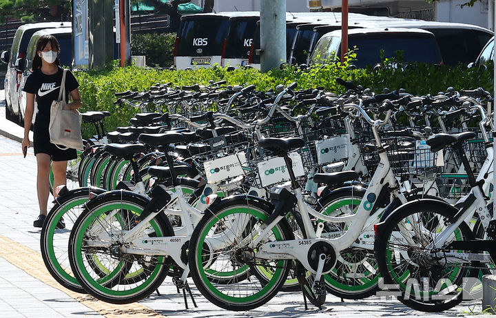 [서울=뉴시스] 김근수 기자 = 지난해 9월 1일 오후 서울시 여의도의 한 서울시 공공자전거 따릉이 대여소에 자전거가 거치돼 있다. 2024.09.01. ks@newsis.com
