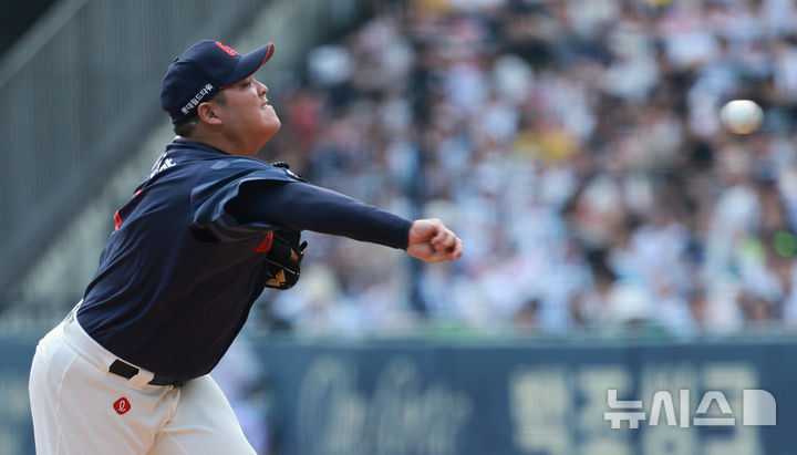 [서울=뉴시스] 고범준 기자 = 1일 서울 송파구 잠실야구장에서 열린 2024 KBO리그 롯데 자이언츠와 두산 베어스의 경기, 7회말 롯데 한현희가 역투하고 있다. 2024.09.01. bjko@newsis.com