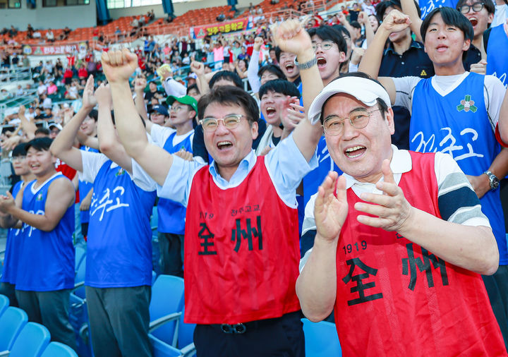 [서울=뉴시스] 김얼 기자 = 서거석(오른쪽) 전북특별자치도 교육감이 1일 서울특별시 목동구장에서 열린 제52회 봉황대기 전국고교야구대회에 참석해 전주고등학교 학생들과 함께 응원하고 있다. (사진=전북특별자치도교육청 제공) 2024.09.01. pmkeul@newsis.com *재판매 및 DB 금지