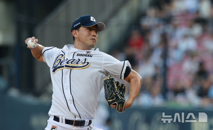 [서울=뉴시스] 고범준 기자 = 1일 서울 송파구 잠실야구장에서 열린 2024 KBO리그 롯데 자이언츠와 두산 베어스의 경기, 12회초 두산 홍건희가 역투하고 있다. 2024.09.01. bjko@newsis.com