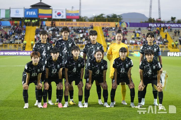 [보고타=AP/뉴시스] 박윤정 감독이 이끄는 한국 여자 U-20 축구대표팀이 지난 1일(현지시각) 콜롬비아 보고타에서 열린 2024 국제축구연맹(FIFA) 20세 이하(U20) 여자 월드컵 조별 리그 1차전 나이지리아와 경기에 앞서 기념 촬영을 하고 있다. 2024.09.02.