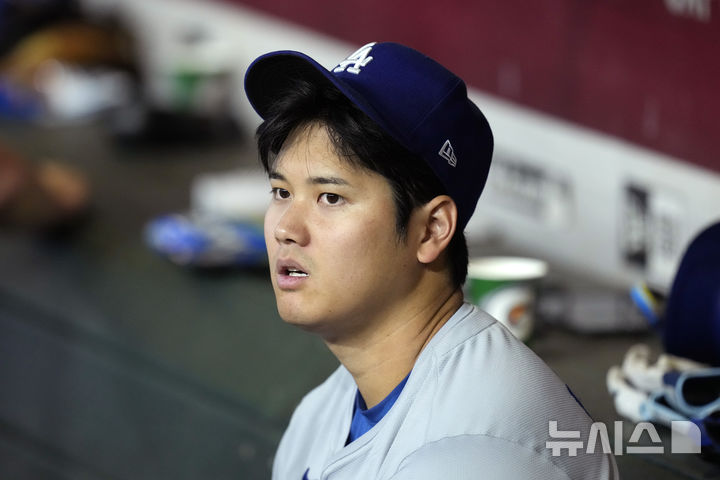 [피닉스=AP/뉴시스] 미국 메이저리그(MLB) LA 다저스의 슈퍼스타 오타니 쇼헤이가 2일(한국시각) 미국 애리조나주 피닉스의 체이스필드에서 벌어진 2024 MLB 애리조나 다이아몬드백스와의 경기를 더그아웃에 앉아서 바라보고 있다..2024.09.02.