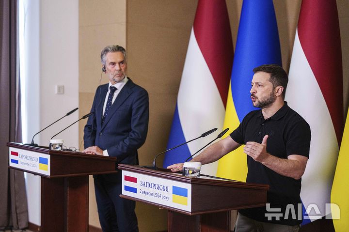 [자포리자=AP/뉴시스] 딕 스호프 네덜란드 총리가 지난 해 9월 2일 우크라이나를 방문해서 볼로디미르 젤렌스키(오른쪽) 우크라이나 대통령과&nbsp; 자포리자에서공동 기자회견을 하고 있다. 2025.05. 06.&nbsp; 