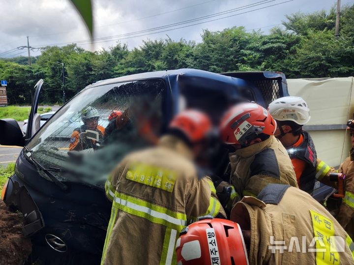 [제주=뉴시스] 1일 오후 제주시 조천읍 한 도로에서 1t 트럭 단독 사고가 발생해 소방당국이 운전자를 구조하고 있다. (사진=제주소방안전본부 제공) 2024.09.02. photo@newsis.com