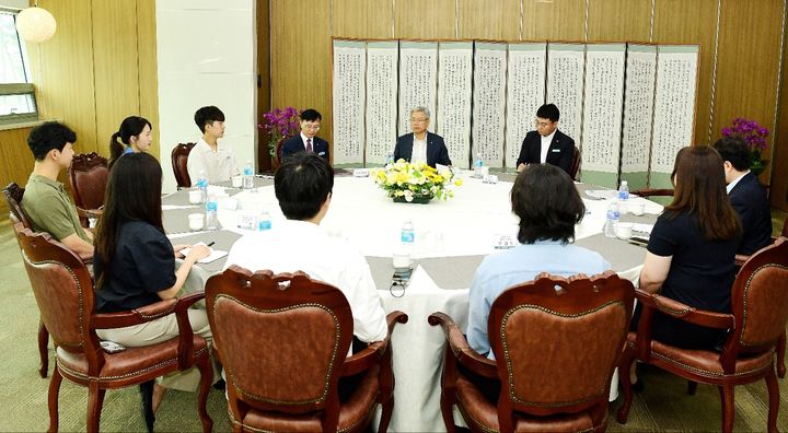 [세종=뉴시스]김동철 한전 사장은 지난 26일 한전 내 고졸 사원들과 오찬 간담회를 진행했다. 2024.09.02 photo@newsis.com *재판매 및 DB 금지