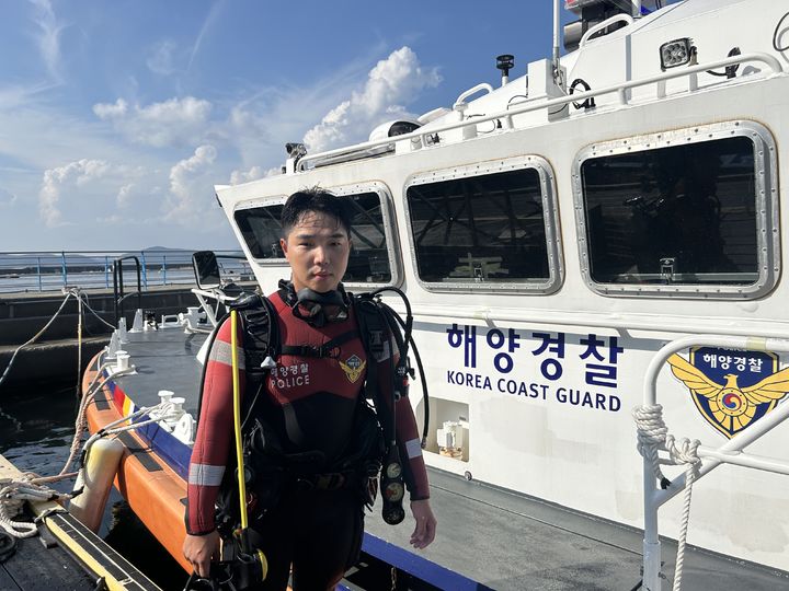 [통영=뉴시스] 통영해양경찰서의 한 경찰관이 일주일 동안 심정지환자를 두명이나 구조했다. 통영해경 거제남부파출소 반윤혁 경장(사진)은 지난 8월24일 경남 산청군 지리산 계곡에서 쓰러져있는 심정지환자를 구조한데 이어 지난 31일 오후 8시께 거제시 아주동 인근 도로에서 심정지환자를 발견해 심폐소생술과 응급조치로 소중한 생명을 구했다. (사진=통영해경 제공) 2024.09.02. photo@newsis.com *재판매 및 DB 금지