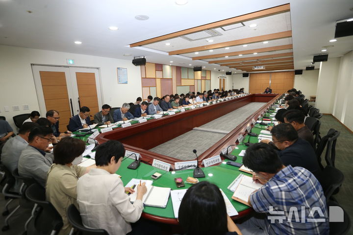 [완주=뉴시스] 2일 열린 간부회의에서 유희태 완주군수가 제12회 완주 와일드&로컬푸드 축제의 성공을 위해 철저한 준비를 당부하고 있다. 2024.09.02 (사진= 완주군 제공) *재판매 및 DB 금지