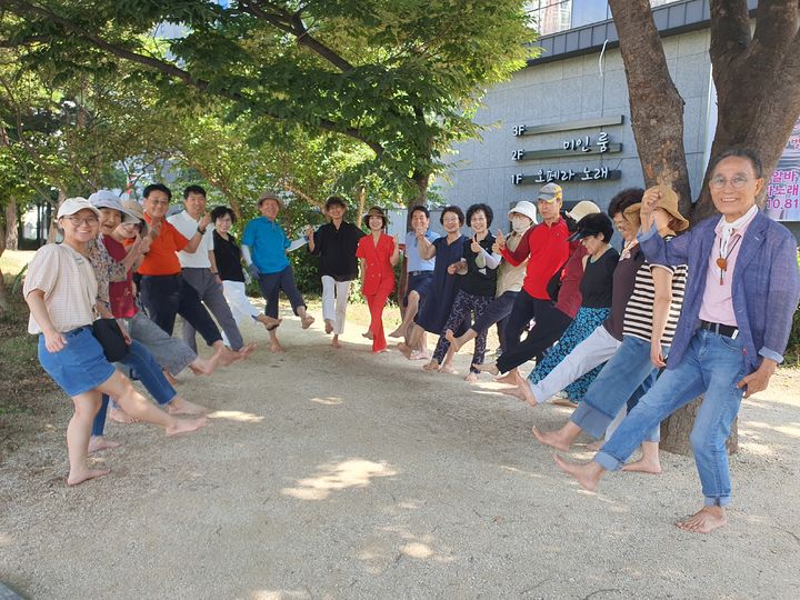 경산시 서부2동 중산지에서 1일 열린 맨발 걷기 아카데미 (사진=경산시 제공)   *재판매 및 DB 금지