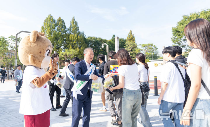 [전주=뉴시스]윤난슬 기자 = 전북대학교는 2학기 개강을 맞아 2일 등교하는 학생들에게 간식을 나눠주는 등 환영 행사를 진행했다고 밝혔다.2024.09.02.(사진=전북대 제공) 